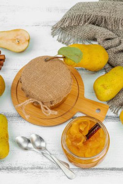 Ev yapımı armut reçeli, konfeksiyon, marmelat. Tatlı tatlı, yiyecekleri muhafaza et. Olgun çiftlik meyveleri, lezzetli saklama. Beyaz ahşap arkaplan, üst görünüm