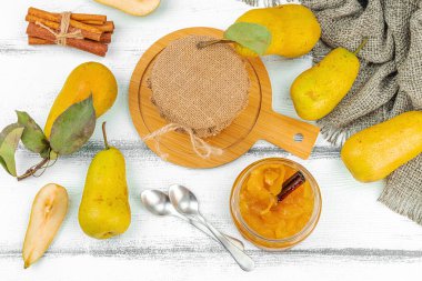 Ev yapımı armut reçeli, konfeksiyon, marmelat. Tatlı tatlı, yiyecekleri muhafaza et. Olgun çiftlik meyveleri, lezzetli saklama. Beyaz ahşap arkaplan, üst görünüm