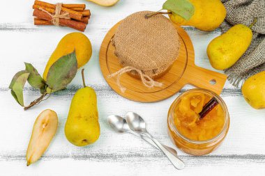 Ev yapımı armut reçeli, konfeksiyon, marmelat. Tatlı tatlı, yiyecekleri muhafaza et. Olgun çiftlik meyveleri, lezzetli saklama. Beyaz ahşap arkaplan, üst görünüm