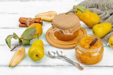 Ev yapımı armut reçeli, konfeksiyon, marmelat. Tatlı tatlı, yiyecekleri muhafaza et. Olgun çiftlik meyveleri, lezzetli saklama. Beyaz tahta arkaplan, boşluğu kopyala