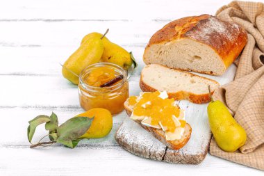 Ev yapımı armut reçeli, ziyafet, marmelat, peynirli açık sandviç. Tatlı tatlı, yiyecekleri muhafaza et. Olgun çiftlik meyveleri, lezzetli saklama. Beyaz tahta arkaplan, boşluğu kopyala