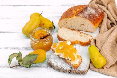 Ev yapımı armut reçeli, ziyafet, marmelat, peynirli açık sandviç. Tatlı tatlı, yiyecekleri muhafaza et. Olgun çiftlik meyveleri, lezzetli saklama. Beyaz tahta arkaplan, boşluğu kopyala