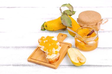 Ev yapımı armut reçeli, ziyafet, marmelat, peynirli açık sandviç. Tatlı tatlı, yiyecekleri muhafaza et. Olgun çiftlik meyveleri, lezzetli saklama. Beyaz tahta arkaplan, boşluğu kopyala