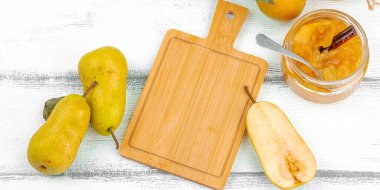 Ev yapımı armut reçeli, konfeksiyon, marmelat. Tatlı tatlı, yemekleri muhafaza etme, yemek pişirme geçmişi. Olgun çiftlik meyveleri, lezzetli saklama. Beyaz ahşap arkaplan, pankart biçimi