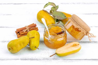 Ev yapımı armut reçeli, konfeksiyon, marmelat. Tatlı tatlı, yiyecekleri muhafaza et. Olgun çiftlik meyveleri, lezzetli saklama. Beyaz tahta arkaplan, boşluğu kopyala