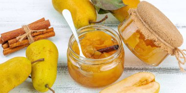 Ev yapımı armut reçeli, konfeksiyon, marmelat. Tatlı tatlı, yiyecekleri muhafaza et. Olgun çiftlik meyveleri, lezzetli saklama. Beyaz ahşap arkaplan, pankart biçimi