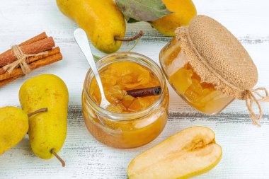 Ev yapımı armut reçeli, konfeksiyon, marmelat. Tatlı tatlı, yiyecekleri muhafaza et. Olgun çiftlik meyveleri, lezzetli saklama. Beyaz ahşap arka plan, kapat