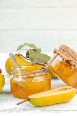 Ev yapımı armut reçeli, konfeksiyon, marmelat. Tatlı tatlı, yiyecekleri muhafaza et. Olgun çiftlik meyveleri, lezzetli saklama. Beyaz tahta arkaplan, boşluğu kopyala