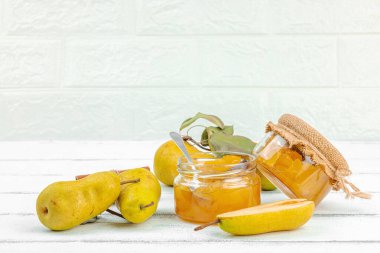 Ev yapımı armut reçeli, konfeksiyon, marmelat. Tatlı tatlı, yiyecekleri muhafaza et. Olgun çiftlik meyveleri, lezzetli saklama. Beyaz tahta arkaplan, boşluğu kopyala