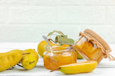 Ev yapımı armut reçeli, konfeksiyon, marmelat. Tatlı tatlı, yiyecekleri muhafaza et. Olgun çiftlik meyveleri, lezzetli saklama. Beyaz tahta arkaplan, boşluğu kopyala