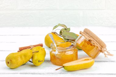 Ev yapımı armut reçeli, konfeksiyon, marmelat. Tatlı tatlı, yiyecekleri muhafaza et. Olgun çiftlik meyveleri, lezzetli saklama. Beyaz tahta arkaplan, boşluğu kopyala