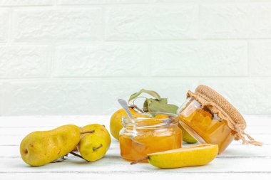 Ev yapımı armut reçeli, konfeksiyon, marmelat. Tatlı tatlı, yiyecekleri muhafaza et. Olgun çiftlik meyveleri, lezzetli saklama. Beyaz tahta arkaplan, boşluğu kopyala