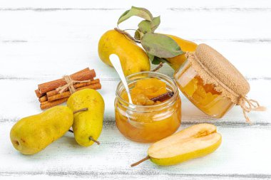 Ev yapımı armut reçeli, konfeksiyon, marmelat. Tatlı tatlı, yiyecekleri muhafaza et. Olgun çiftlik meyveleri, lezzetli saklama. Beyaz tahta arkaplan, boşluğu kopyala