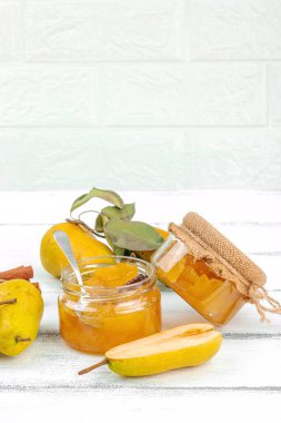 Ev yapımı armut reçeli, konfeksiyon, marmelat. Tatlı tatlı, yiyecekleri muhafaza et. Olgun çiftlik meyveleri, lezzetli saklama. Beyaz tahta arkaplan, boşluğu kopyala