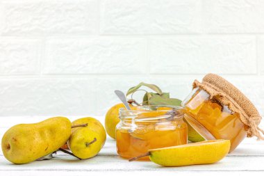 Ev yapımı armut reçeli, konfeksiyon, marmelat. Tatlı tatlı, yiyecekleri muhafaza et. Olgun çiftlik meyveleri, lezzetli saklama. Beyaz tahta arkaplan, boşluğu kopyala