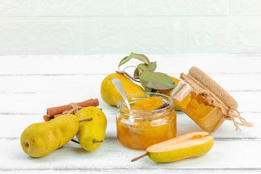 Ev yapımı armut reçeli, konfeksiyon, marmelat. Tatlı tatlı, yiyecekleri muhafaza et. Olgun çiftlik meyveleri, lezzetli saklama. Beyaz tahta arkaplan, boşluğu kopyala