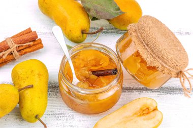 Ev yapımı armut reçeli, konfeksiyon, marmelat. Tatlı tatlı, yiyecekleri muhafaza et. Olgun çiftlik meyveleri, lezzetli saklama. Beyaz ahşap arka plan, kapat