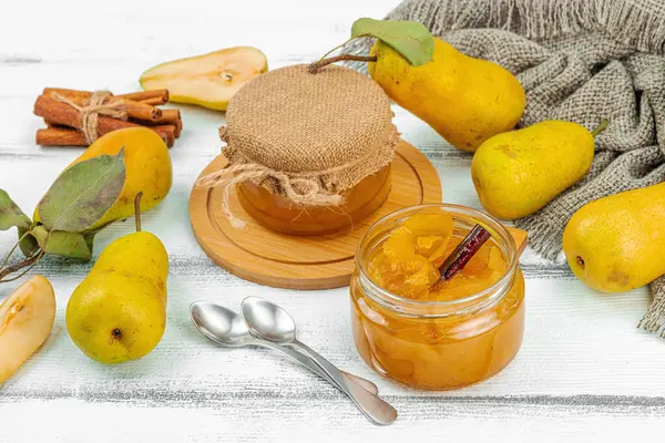 Ev yapımı armut reçeli, konfeksiyon, marmelat. Tatlı tatlı, yiyecekleri muhafaza et. Olgun çiftlik meyveleri, lezzetli saklama. Beyaz tahta arkaplan, boşluğu kopyala