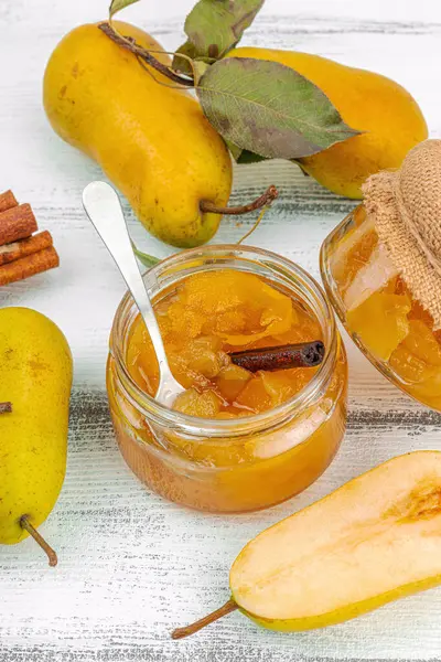 Ev yapımı armut reçeli, konfeksiyon, marmelat. Tatlı tatlı, yiyecekleri muhafaza et. Olgun çiftlik meyveleri, lezzetli saklama. Beyaz ahşap arka plan, kapat