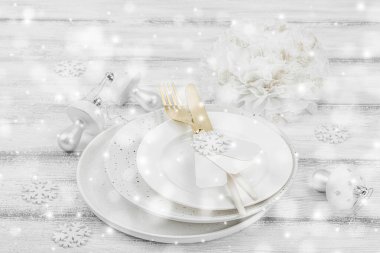 Noel sofrası. Yeni yıl çatal bıçak takımı, geleneksel kış dekorasyonu, düz yatak. Keyifli bir ortam, minimalist tasarım. Sert ışık, karanlık gölge, beyaz ahşap zemin, kopyalama alanı