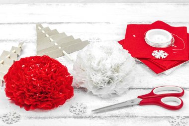 Geleneksel yeni yıl kompozisyonu. Şölen dekoru, el yapımı kağıt çiçekler, köknar ağaçları, hediye fikri. Tatil zamanı, beyaz tahta arkaplan, kopyalama alanı