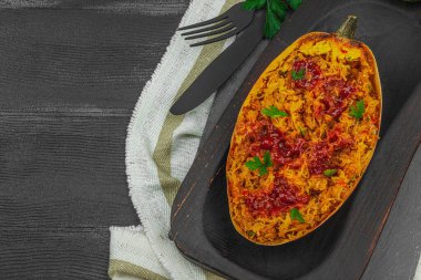 Baharatlı, otlu ve domates soslu fırında makarna. Glütensiz yemek, sağlıklı yemek, vejetaryen yaşam tarzı. Yemek hazır, servis edilen porsiyon. Siyah ahşap arkaplan, üst manzara