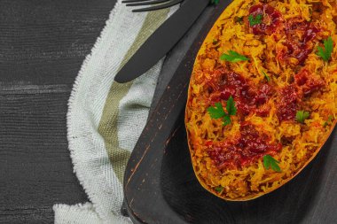 Baharatlı, otlu ve domates soslu fırında makarna. Glütensiz yemek, sağlıklı yemek, vejetaryen yaşam tarzı. Yemek hazır, servis edilen porsiyon. Siyah ahşap arkaplan, kapat