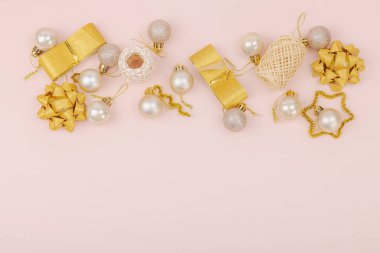 Yaratıcı Noel kompozisyonu. Geleneksel Yeni Yıl dekorasyonu, bayram sembolleri. Yaratıcı hediyeler, dekorasyonlar, kayısı arka planı, üst görünüm için ayarlandı