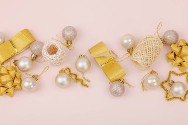 Yaratıcı Noel kompozisyonu. Geleneksel Yeni Yıl dekorasyonu, bayram sembolleri. Yaratıcı hediyeler, dekorasyonlar, kayısı arka planı, üst görünüm için ayarlandı