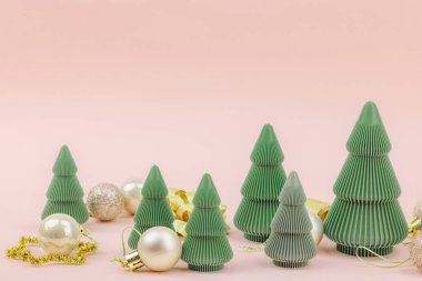 Yaratıcı Noel kompozisyonu. Geleneksel Yeni Yıl dekorasyonu, bayram sembolleri. El yapımı köknar ağaçları, kayısı arka planı, şenlikli tebrik kartı, kopyalama alanı