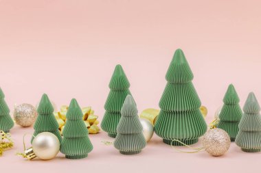 Yaratıcı Noel kompozisyonu. Geleneksel Yeni Yıl dekorasyonu, bayram sembolleri. El yapımı köknar ağaçları, kayısı arka planı, şenlikli tebrik kartı, kopyalama alanı