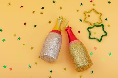 Yaratıcı Noel kompozisyonu. Geleneksel Yeni Yıl dekorasyonu, bayram sembolleri. El yapımı köknar ağaçları, şenlikli tebrik kartı, üst manzara.