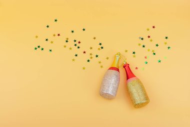 Yaratıcı Noel kompozisyonu. Geleneksel Yeni Yıl dekorasyonu, bayram sembolleri. El yapımı köknar ağaçları, şenlikli tebrik kartı, üst manzara.