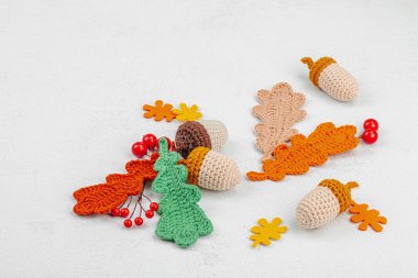 Geleneksel sonbahar süslemeleri. Farklı meşe palamudu ve yapraklar örülmüş, el yapımı, samimi bir hobi. Işık taşı arkaplanına aksesuar düşür, boşluğu kopyala