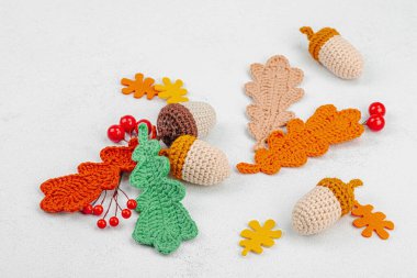 Geleneksel sonbahar süslemeleri. Farklı meşe palamudu ve yapraklar örülmüş, el yapımı, samimi bir hobi. Işık taşı arkaplanına aksesuar düşür, boşluğu kopyala