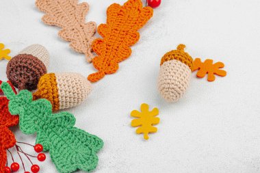 Geleneksel sonbahar süslemeleri. Farklı meşe palamudu ve yapraklar örülmüş, el yapımı, samimi bir hobi. Işık taşı arkaplanına aksesuar düşür, kapat