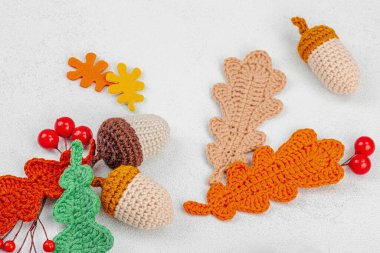 Geleneksel sonbahar süslemeleri. Farklı meşe palamudu ve yapraklar örülmüş, el yapımı, samimi bir hobi. Işık taşı arkaplanına aksesuar düşür, kapat