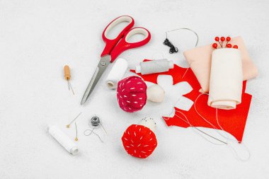 Cadılar Bayramı zanaatı. Yumuşak dikişli sineklik mantarlar, yaratıcı süreç, profesyonel aletler ve malzemeler. Işık arkaplanı, kopyalama alanı