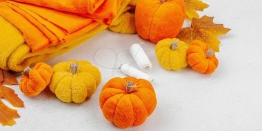 Cadılar Bayramı zanaatı. Yumuşak dikiş balkabakları, yaratıcı süreç, profesyonel aletler ve malzemeler. Hafif arkaplan, pankart biçimi