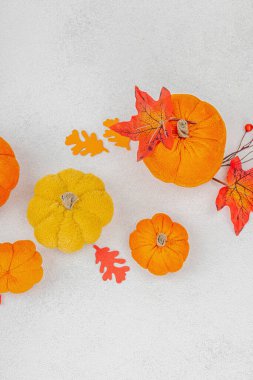 Cadılar Bayramı zanaatı. Yumuşak dikişli balkabakları, yaratıcılık süreci, sonbahar dekorasyonu, sonbahar yaprakları. Işık arkaplan, üst görünüm