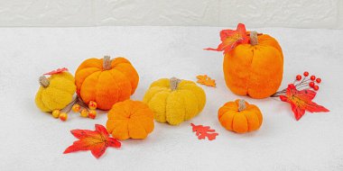 Cadılar Bayramı zanaatı. Yumuşak dikişli balkabakları, yaratıcılık süreci, sonbahar dekorasyonu, sonbahar yaprakları. Hafif arkaplan, pankart biçimi