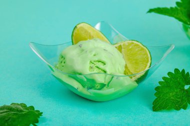 Modaya uygun limonlu dondurma. Çikolata damlaları, taze yapraklar, olgun limonlar. Yaz tatlısı, vejetaryen laktozsuz yemek. Pastel renk arkaplanı, kapat