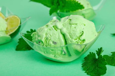 Modaya uygun limonlu dondurma. Çikolata damlaları, taze yapraklar, olgun limonlar. Yaz tatlısı, vejetaryen laktozsuz yemek. Pastel renk arkaplanı, kapat