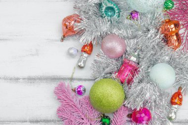 Moda Kitschmas geçmişi. Eski yılbaşı baloları, pembe köknar dalları, gümüş çelenkler. Şenlikli dekor, düz döşeme, beyaz tahta tahtalar, üst manzara.