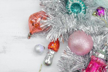 Moda Kitschmas geçmişi. Eski yılbaşı baloları, pembe köknar dalları, gümüş çelenkler. Şenlikli dekor, düz döşeme, beyaz tahta tahtalar, üst manzara.