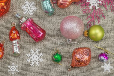 Moda Kitschmas geçmişi. Eski yılbaşı baloları, pembe köknar dalları, gümüş çelenkler. Şenlikli dekor, düz döşeme, çuval bezi, üst görünüm