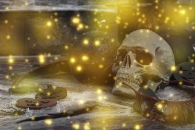 Ürkütücü Cadılar Bayramı kompozisyonu. Yaratıcı arka plan, geleneksel semboller. Dekoratif kafatası, mumlar, örümcek ağı, balkabakları ve yarasalar. Karanlık atmosfer havası