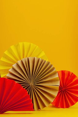 Geleneksel Çin Yeni Yılı konseptiniz kutlu olsun. Altın zemin üzerinde Asyalı tarzı kağıt fanları, minimal konsept, düz döşeme, kopyalama alanı