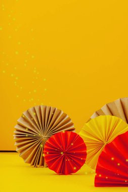 Geleneksel Çin Yeni Yılı konseptiniz kutlu olsun. Altın zemin üzerinde Asyalı tarzı kağıt fanları, minimal konsept, düz döşeme, kopyalama alanı