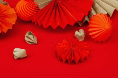 Geleneksel Çin Yeni Yılı konsepti Zodiac yılan sembolü. Kırmızı zemin üzerinde Asyalı tarzı kağıt fanları, minimal konsept, düz yatış, kopyalama alanı